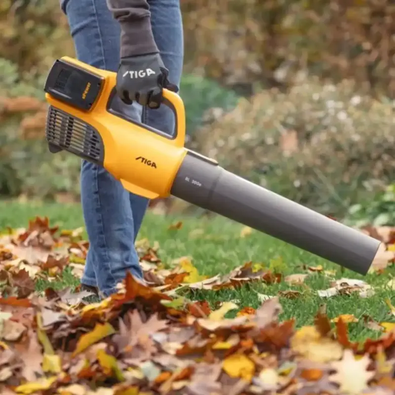 STIGA.DMUCHAWA AKU 2 X 20V-4 Ah BL 300E w użyciu